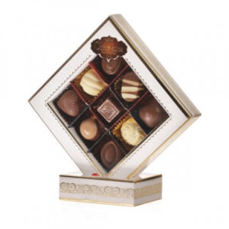 מארז מפואר 9 פרלינים (שחור/ לבן)